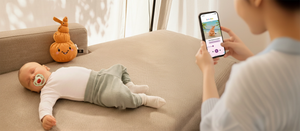 Lenabo So funktioniert’s Banner mit schlafendem Baby und Lenabie Kuscheltier – zeigt die App-Steuerung des Lenabo Smart Speaker für altersgerechte Audioinhalte von Geburt an, wie Einschlafmelodien, Geschichten und Lerninhalte, die Geborgenheit, Bildung und Spiel in einem smarten System verbinden.