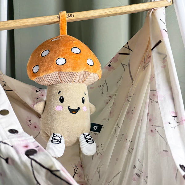 Lenabie Felix (Pilz) mit praktischer Aufhängeschlaufe am Spielbogen befestigt – das Audio-Kuscheltier lässt sich einfach am Bett, Spielständer oder Kinderwagen anbringen und ist so immer griffbereit.