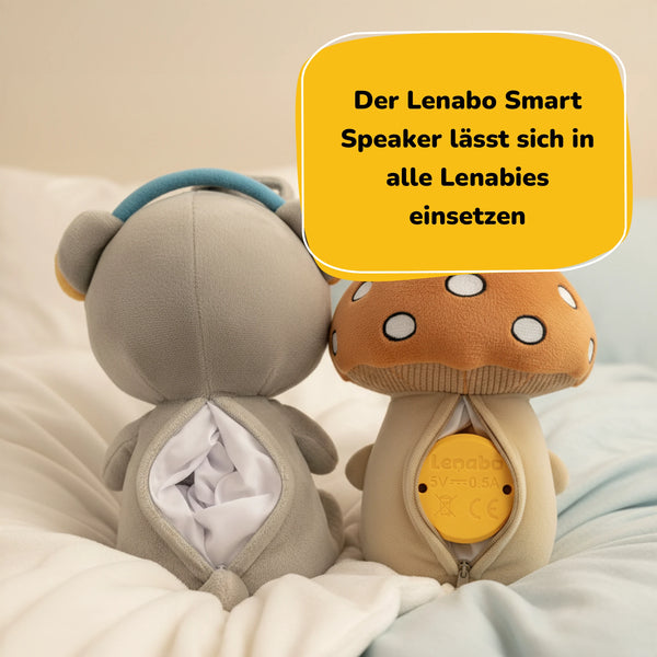 Lenabie Felix (Pilz) und Lenabie Aaron (Bär) mit geöffnetem Fach für den Lenabo Smart Speaker – herausnehmbarer, mobiler Lautsprecher passend für alle Lenabies im Lenabo Starter Kit mit 60+ Minuten Audio-Spielzeit pro Kuscheltier.