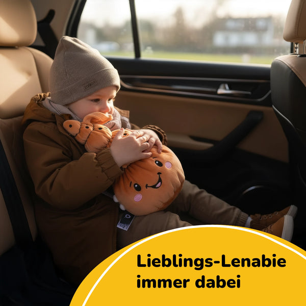 Lenabo Starter Kit mit Lenabie Mia (Muschel) im Auto – mobiles Audio-Kuscheltier mit Smart Speaker für unterwegs, ideal für Reisen mit Kindern, perfekt für Hörspiele, Musik und beruhigende Inhalte jederzeit dabei