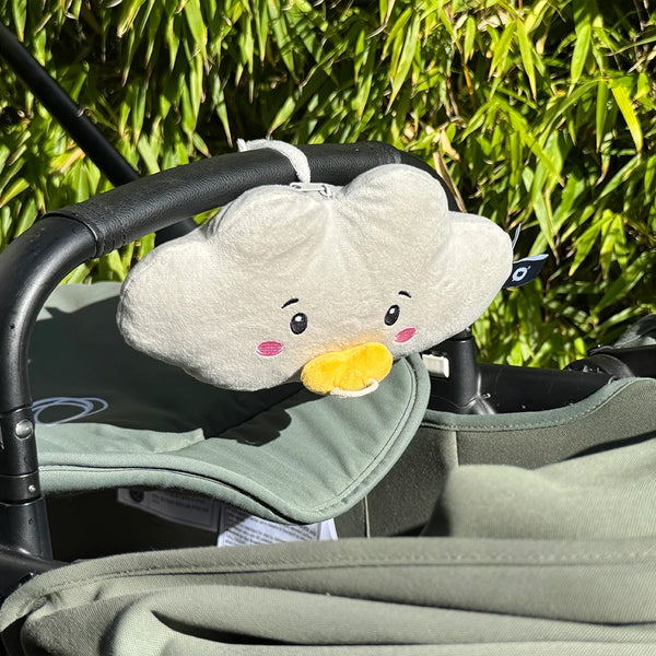 Lenabie Lina (Wolke) am Kinderwagen befestigt – weiches Audio-Kuscheltier mit Aufhängeschlaufe, ideal für unterwegs, kompatibel mit dem Lenabo Smart Speaker